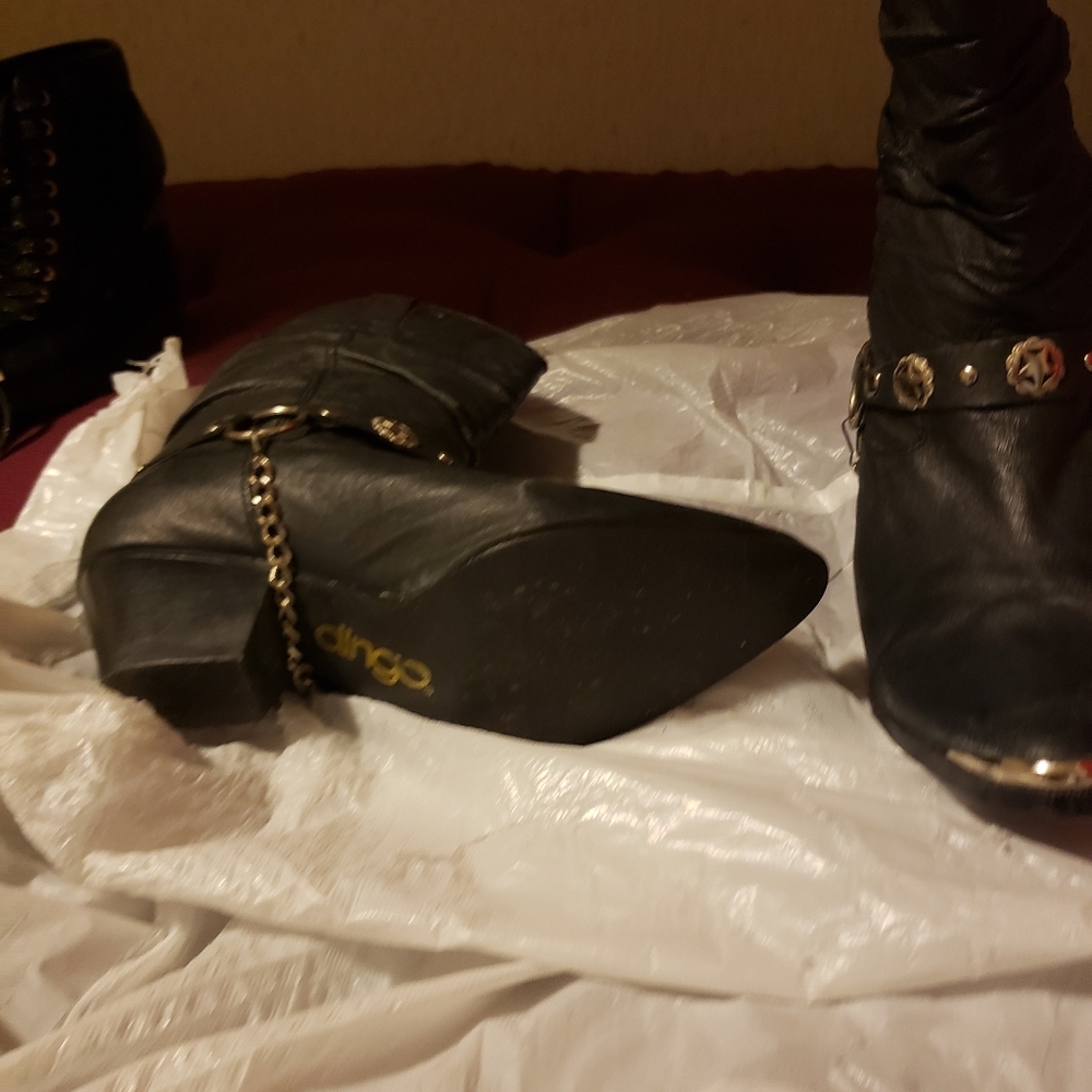 Short back cowboy boots with chain
